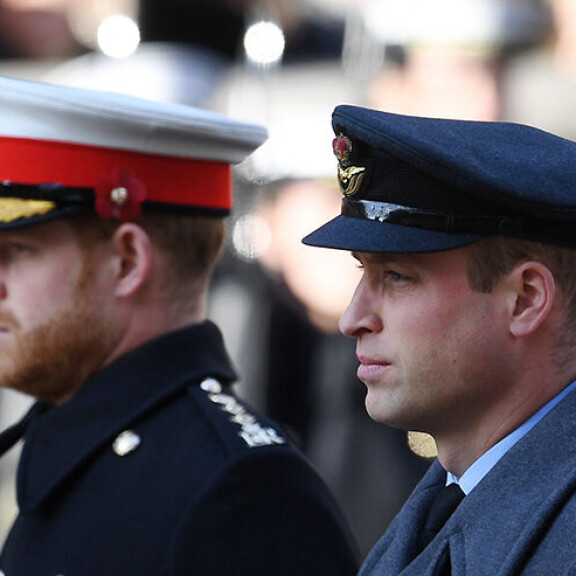 Kuningatar ei halua nolata prinssi Harrya - sotilasunivormut käyttökieltoon hautajaisissa Prinssit Harry ja William