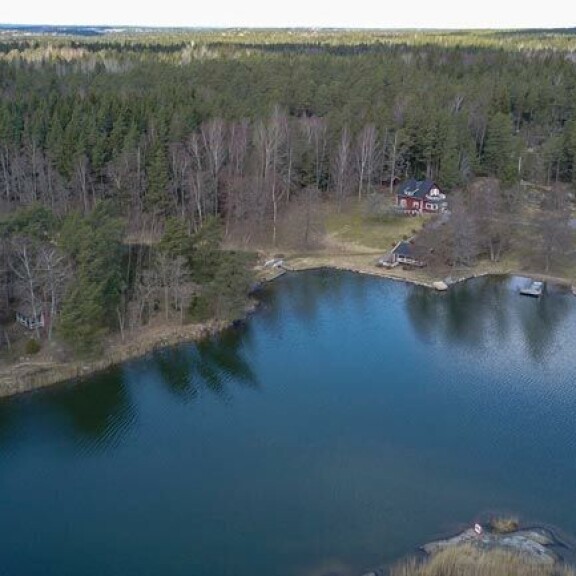 Hienon rantatontin ehdoton helmi on kuvassa vasemmalla näkyvä oma saari, jolle vie soma silta. Hienon rantatontin ehdoton helmi on kuvassa vasemmalla näkyvä oma saari, jolle vie soma silta.