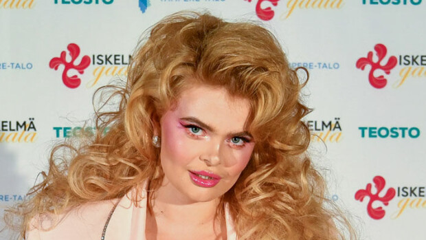 Avantomummo johtaa häpeilemättömien vallankumousta! Erika Vikmanin pantterimainen uimapuku ihastuttaa: ”Mistä olet löytänyt noin kuuman uimapuvun?' erika vikman