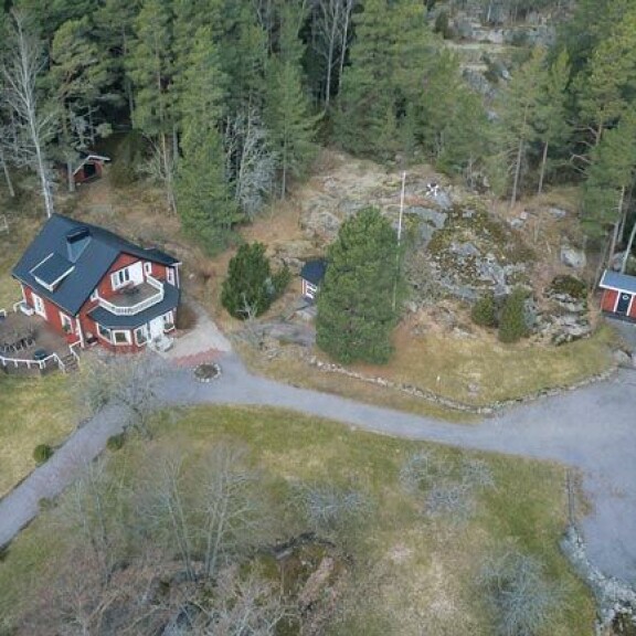 Päärakennusta on laajennettu vuosien saatossa. Hirsilinnan kehutaan olevan lämmin mutta vanhanaikainen. Päärakennusta on laajennettu vuosien saatossa. Hirsilinnan kehutaan olevan lämmin mutta vanhanaikainen.
