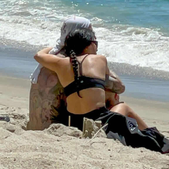 Kourtney Kardashian suojasi rakastaan auringolta – Travis Barker otti hyväilyt avosylin vastaan: katso rantakuvat! 3