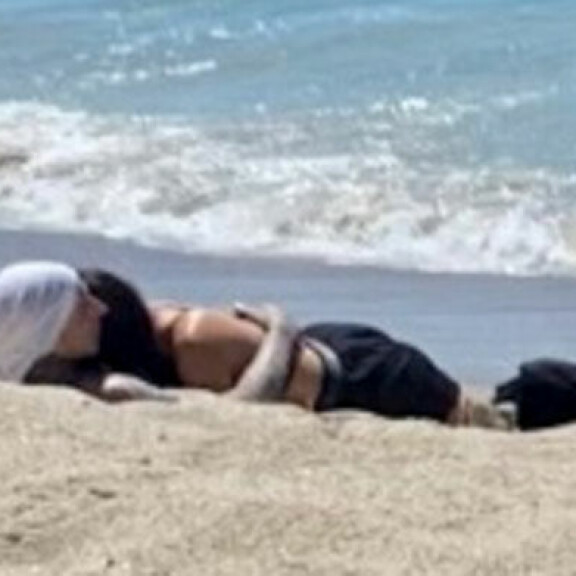 Kourtney Kardashian suojasi rakastaan auringolta – Travis Barker otti hyväilyt avosylin vastaan: katso rantakuvat! 4