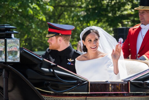 Meghan ja Harry astelivat avioon 2018. Häät sujuivat muuten moitteettomasti, mutta hevoskärryt kirvoittivat morsiamen kieleltä laatusanoja.