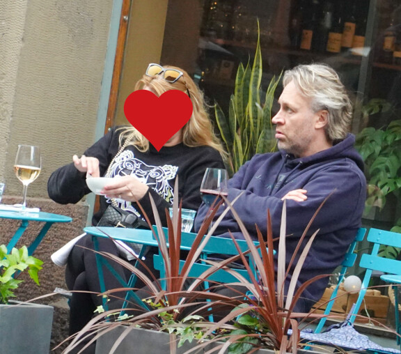 Kape ja naisystävä avasivat terassikauden tyylillä.