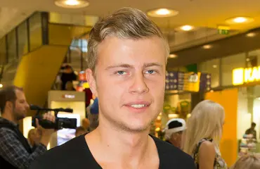 Pokeritähti Jens Kyllösen lapsi syntyi! Ylpeä isä julkaisi herkän kuvan pienokaisen kanssa: "Huh mitä fiiliksiä"