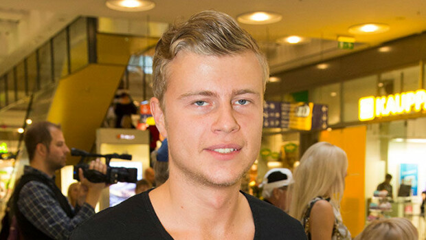 Pokeritähti Jens Kyllösen lapsi syntyi! Ylpeä isä julkaisi herkän kuvan pienokaisen kanssa: 'Huh mitä fiiliksiä' Jens Kyllönen