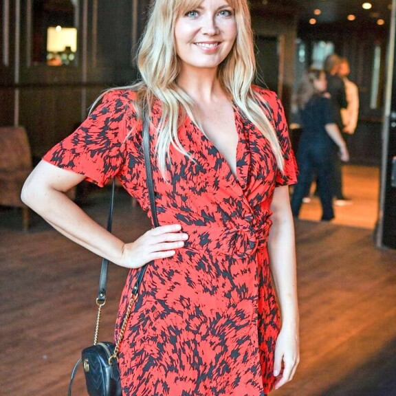 Jenni on suosittu radio- ja tv-juontaja eri kanavilla. Jenni on suosittu radio- ja tv-juontaja eri kanavilla.