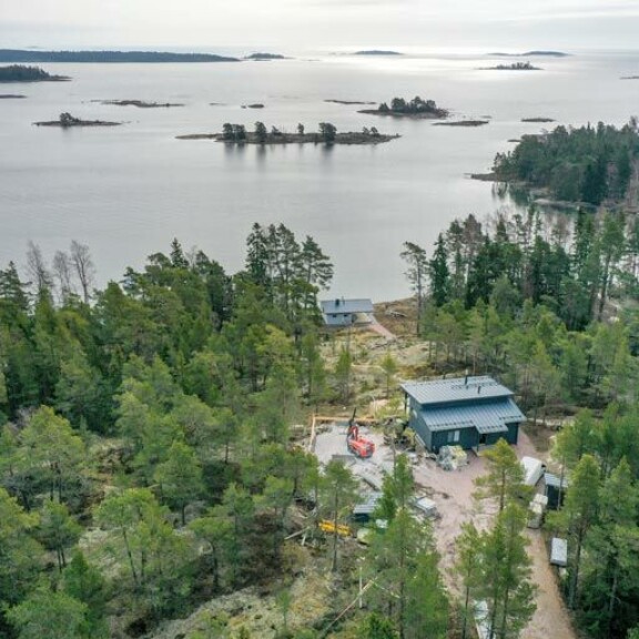 Huvilalta aukeaa upeat merinäkymät. Talon vasemmalle puolelle nousee uutta pytinkiä kovalla vauhdilla. Huvilalta aukeaa upeat merinäkymät. Talon vasemmalle puolelle nousee uutta pytinkiä kovalla vauhdilla.