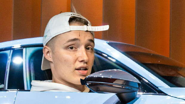 Mersumiehestä audikuskiksi - vaihtoiko muusikko Isac Elliot automerkkiään? Isac elliot audi