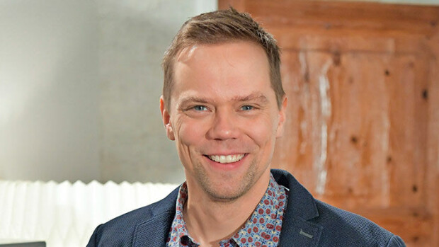 Nakuilua puutarhassa! Salatut elämät -sarjan suosikkinäyttelijä Pete Lattu juhlistaa suosikkiteemapäiväänsä ilkosillaan: 'Vapusta viis' Pete Lattu