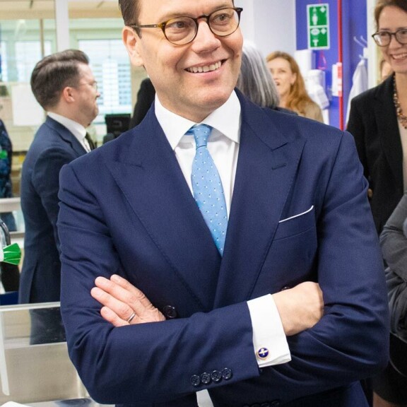 Daniel seuraa tilannetta lempiasennossaan kädet puuskassa.; Victoria taas elehtii runsaasti eikä peittele tunteitaan. Daniel seuraa tilannetta lempiasennossaan kädet puuskassa. Victoria taas elehtii runsaasti eikä peittele tunteitaan.