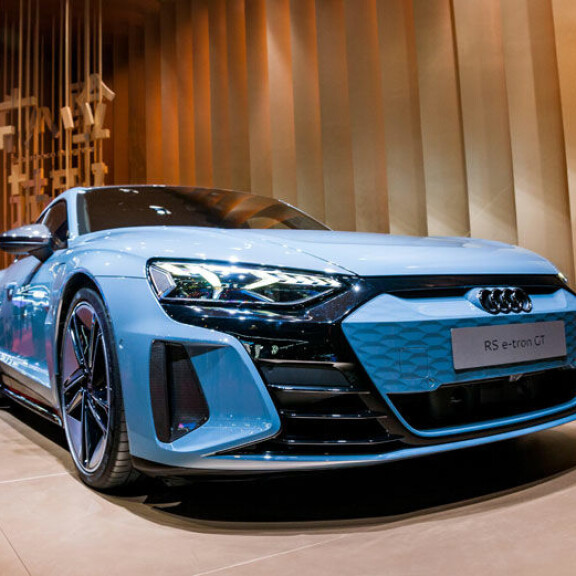 Mersumiehestä audikuskiksi - vaihtoiko muusikko Isac Elliot automerkkiään? Audi rs e-tron gt