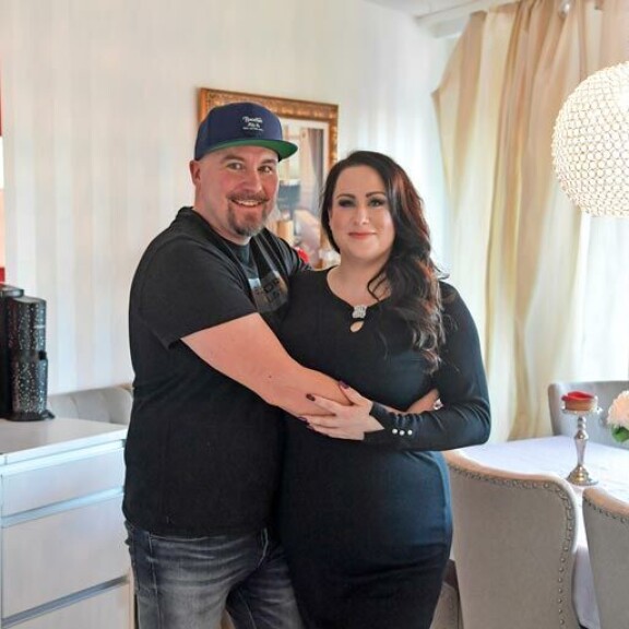 Niina ja Jussi ovat toistaiseksi pitäneet omat kotinsa. Niina asuu Helsingissä, Jussi Espoossa. Niina ja Jussi ovat toistaiseksi pitäneet omat kotinsa. Niina asuu Helsingissä, Jussi Espoossa.
