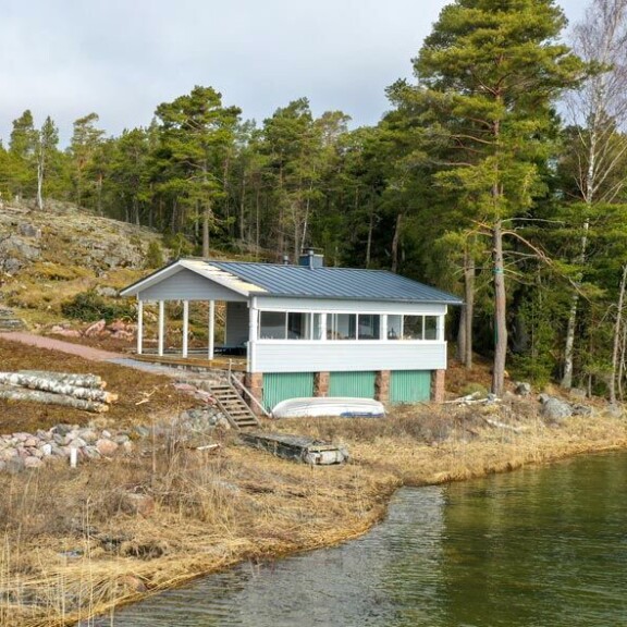 Tässä kuvassa näkyvät kiinteistön ongelmakohdat: rantasauna, jonka katosta puuttuu pala sekä laiturivanhus, joka katkeaa kesken. Tässä kuvassa näkyvät kiinteistön ongelmakohdat: rantasauna, jonka katosta puuttuu pala sekä laiturivanhus, joka katkeaa kesken.