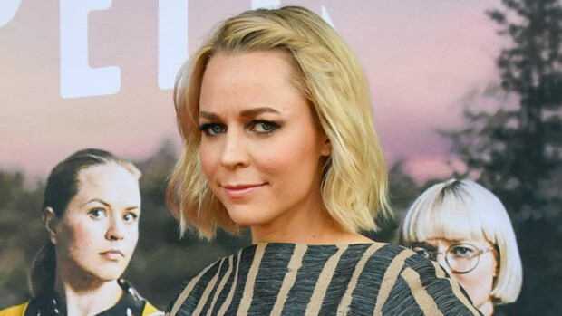 Paljastuksia Paula Vesalan kulisseista – maskimiehen kädet hipovat paljaita rintoja: katso kuva nakuilevasta laulajasta! Paula vesala