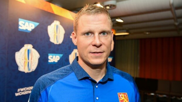 Vain Amerikassa! Haastemies paineli NHL-tähden työpaikalle – fanien ympäröimä Mikko Koivu yllätettiin NHL-areenassa avioeropapereilla Mikko Koivu