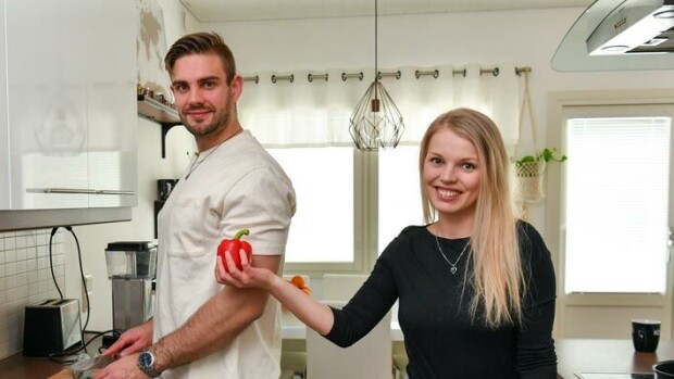 Riitoja siivoamisesta! Mr. Finland -suosikki Lauri Mäntysalo yhteiselosta missi-Essin kanssa: Teen mieluummin miehisempiä asioita Essi Tähkä ja Lauri Mäntysalo