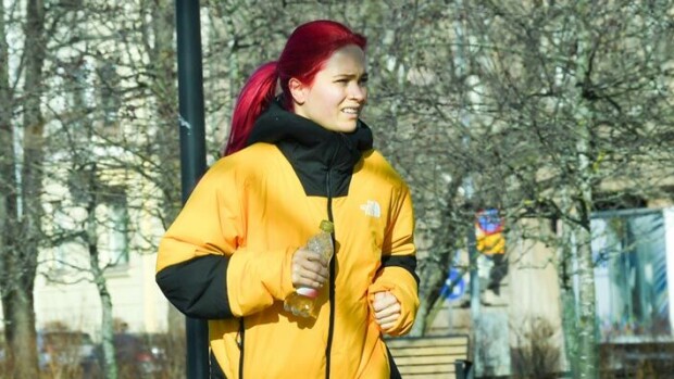 Sanni loikki kuin pupu! Valmentaja ei antanut armoa kuntokuurin aloittaneelle popparille – paparazzikuvat! Sanni
