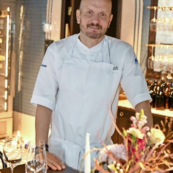 Hans Välimäki omistamassaan Bistro Bardot -ravintolassa Helsingissä syksyllä 2020. Hasn Välimäki Bardot