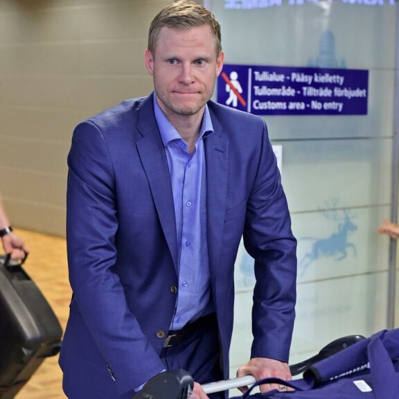 NHL-seura Minnesota Wildin kotihalli toimi kummallisten tapahtumien näyttämönä. Helenan haastemies pudotti avioeropaperit pelaajatunnelissa kävelleen Mikon eteen Xcel Energy Centerin lattialle. NHL-seura Minnesota Wildin kotihalli toimi kummallisten tapahtumien näyttämönä. Helenan haastemies pudotti avioeropaperit pelaajatunnelissa kävelleen Mikon eteen Xcel Energy Centerin lattialle.