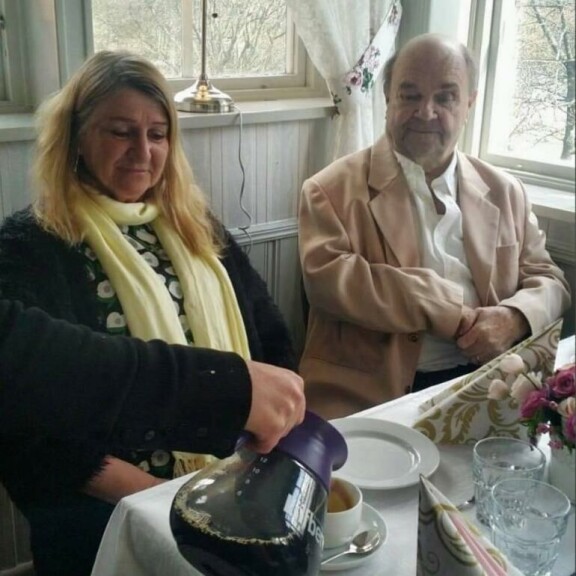 Johannan vanhemmat;Marja ja Markku Tukiainen nauttivat ristiäiskahveista. Marja ja Markku Tukiainen