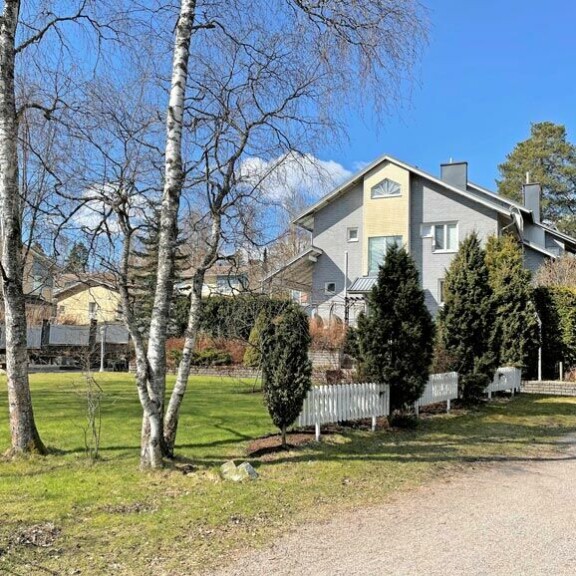 Saarikon perheen talo sijaitsee vehreän puistoalueen vieressä. Saarikon perheen talo sijaitsee vehreän puistoalueen vieressä.