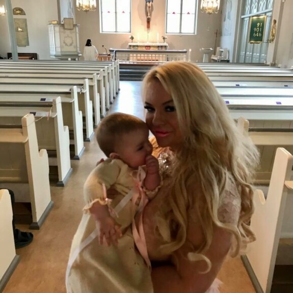 Johanna Tukiainen Isabelle-vauvansa kanssa ristiäisissä;Duvbon kirkossa Ruotsissa 24.4.21. Johanna Tukiainen Isabelle ristiäiset