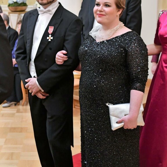 Annika on ollut naimisissa virkamiesjuristi Erkki Papusen kanssa seitsemän vuotta. Annika on ollut naimisissa virkamiesjuristi Erkki Papusen kanssa seitsemän vuotta.