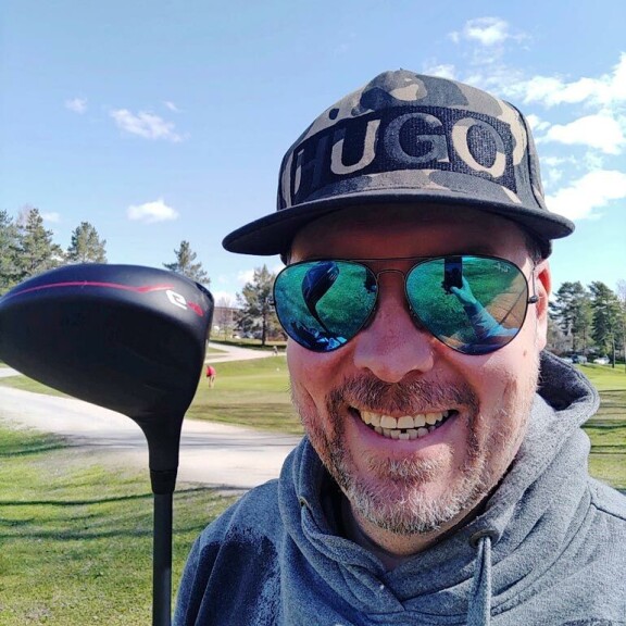 Golf on Artulle rakas laji. Raskaaksi sen tekevät pelien pitkä kesto sekä kuntosalilta tuttuun tempausliikkeeseen verrattavissa olevat lyönnit. Golf on Artulle rakas laji. Raskaaksi sen tekevät pelien pitkä kesto sekä kuntosalilta tuttuun tempausliikkeeseen verrattavissa olevat lyönnit.