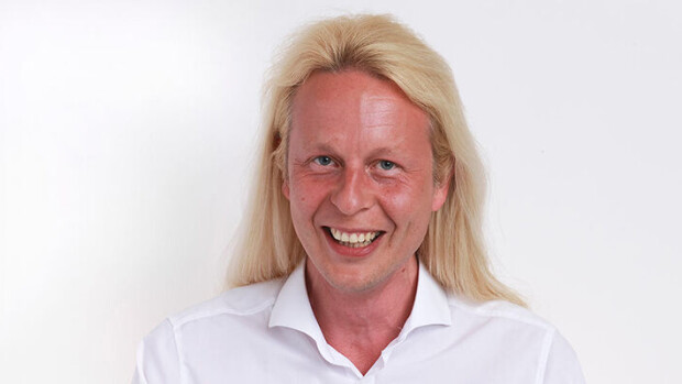 Kohupoliitikko Petrus Pennanen karkasi ulkomaille Roosa-kihlattunsa kanssa: Katso videot! Petrus Pennanen