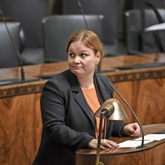 Ministeri Krista Kiurun (sd) tiukka linja ei miellytä kaikkia. Ministeri Krista Kiurun tiukka linja ei miellytä kaikkia.