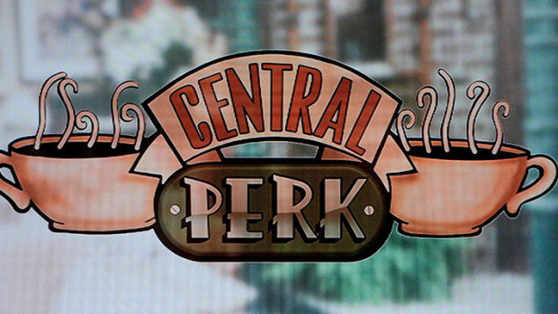 Odotus on pian ohi! Supersuositun Frendit-sarjan paluujakson esityspäivämäärä on selvillä - jaksossa nimekäs vierailijalista David Beckhamista Lady Gagaan! Central Perk