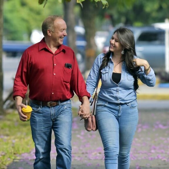 Teuvon mukaan paikallisessa kulttuurissa seksiä harrastetaan; vasta häiden jälkeen. – Sellainen käsitys minulla on. Ilolintujakin täällä on paljon, mutta Larizan kanssa tilanne on toinen, Teuvo kertoo. Teuvon mukaan paikallisessa  kulttuurissa seksiä harrastetaan  vasta häiden jälkeen. – Sellainen  käsitys minulla on. Ilolintujakin  täällä on paljon, mutta Larizan  kanssa tilanne on toinen, Teuvo  kertoo.