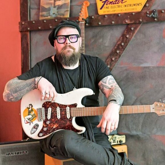 Oman levy-yhtiön lisäksi Petrillä on kitaramerkki Arvo Guitars. Nuoruudesta saakka musiikkia harrastanut Petri avasi ystäviensä kanssa äskettäin Helsinkiin kitaraliikkeen. Oman levy-yhtiön lisäksi Petrillä on kitaramerkki Arvo Guitars. Nuoruudesta saakka musiikkia harrastanut Petri avasi ystäviensä kanssa äskettäin Helsinkiin kitaraliikkeen.