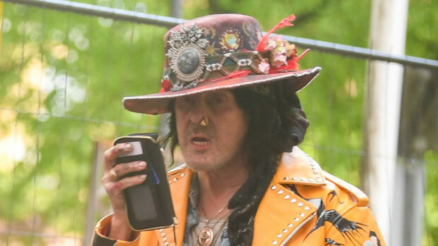 Asumuseroon Angela-vaimonsa kanssa päätynyt Andy McCoy hoiperteli nuutuneena Helsingissä: tähtiartistin leski auttoi väsähtänyttä rokkikukkoa – kuvat! Andy McCoy