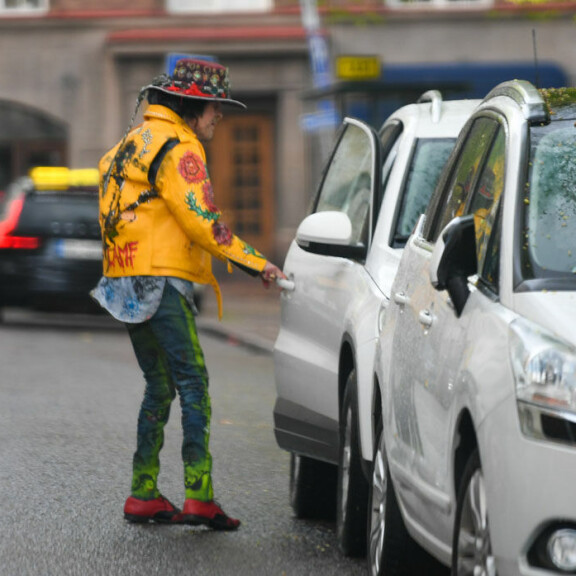 Asumuseroon Angela-vaimonsa kanssa päätynyt Andy McCoy hoiperteli nuutuneena Helsingissä: tähtiartistin leski auttoi väsähtänyttä rokkikukkoa – kuvat! Andy McCoy