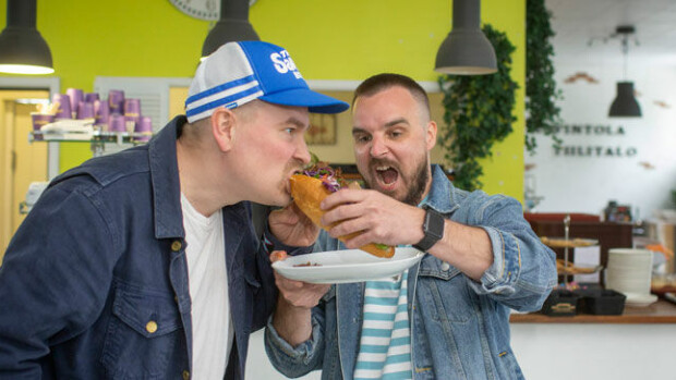Teflon Brothers yllättää: Avaamme oman ravintolan! Heikki (vas.) ja Voli Teflon Brothersista valitsivat parasta mahdollista döner kebab-vaihtoehtoa Tikkurilassa