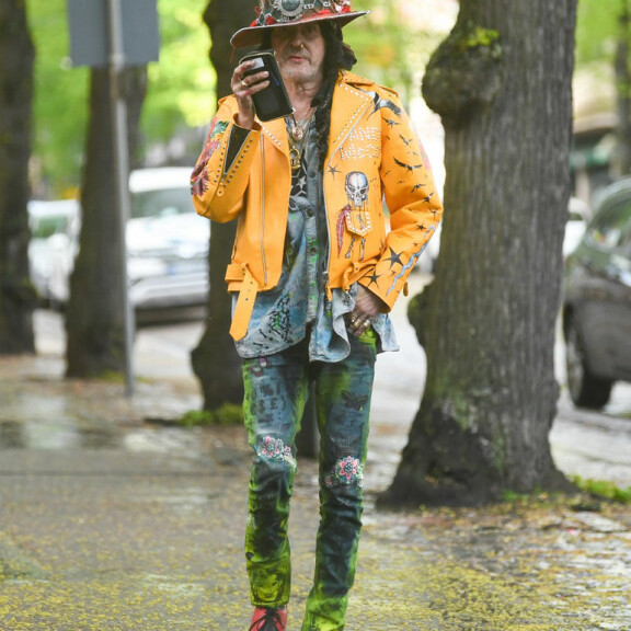 Asumuseroon Angela-vaimonsa kanssa päätynyt Andy McCoy hoiperteli nuutuneena Helsingissä: tähtiartistin leski auttoi väsähtänyttä rokkikukkoa – kuvat! Andy McCoy