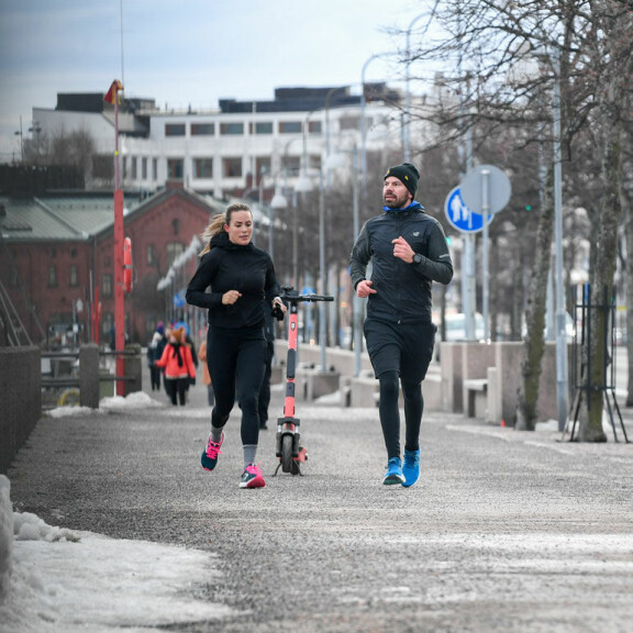 Urheilu yhdistää rakastavaisia. martina ja hannu lenkillä