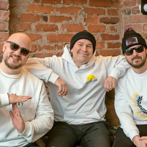 Teflon Brothers tekee uuden aluevaltauksen. Kuvassa yhtyeen jäsenet Pyhimys (vas.), Heikki Kuula ja Voli. Teflon Brothers