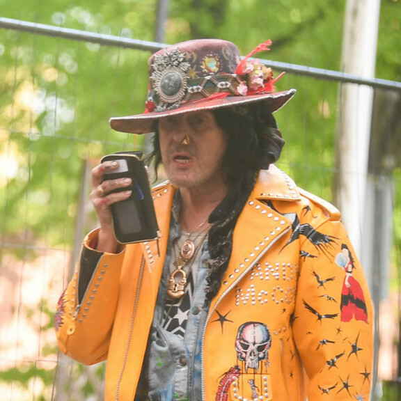 Asumuseroon Angela-vaimonsa kanssa päätynyt Andy McCoy hoiperteli nuutuneena Helsingissä: tähtiartistin leski auttoi väsähtänyttä rokkikukkoa – kuvat! Andy McCoy