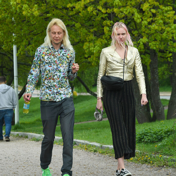 Kohupolitiikko Petrus Pennasen kihlattu Roosa julkaisi yöllä avunpyyntöjä ja huolestuttavia kirjoituksia paratiisisaarelta: 'Juoksin alasti hakemaan apua' Petrus Pennanen Roosa Sandelin