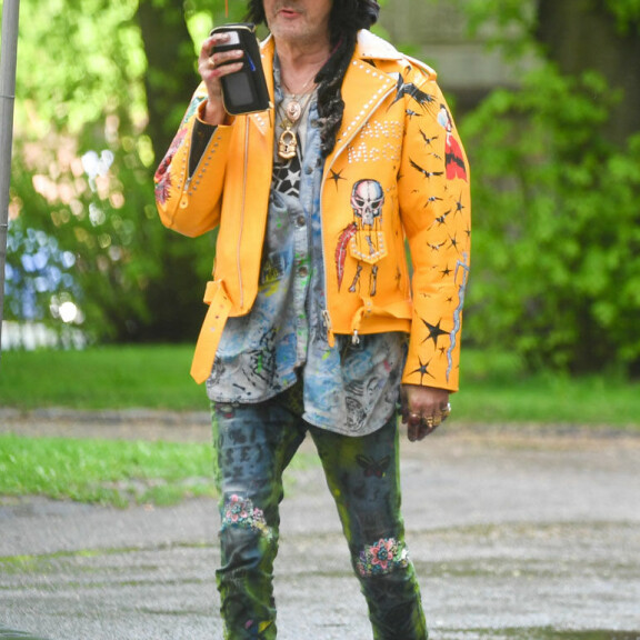 Asumuseroon Angela-vaimonsa kanssa päätynyt Andy McCoy hoiperteli nuutuneena Helsingissä: tähtiartistin leski auttoi väsähtänyttä rokkikukkoa – kuvat! Andy McCoy