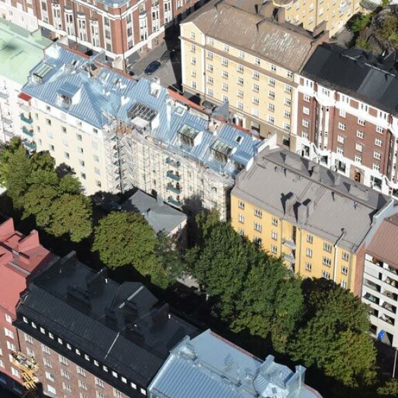 Myydyssä asunnossa on kolme huonetta, avokeittiö, kylpyhuone, sauna, vaatehuone, työhuone, parvi ja lasitettu parveke. Myydyssä asunnossa on kolme huonetta, avokeittiö, kylpyhuone, sauna, vaatehuone, työhuone, parvi ja lasitettu parveke.