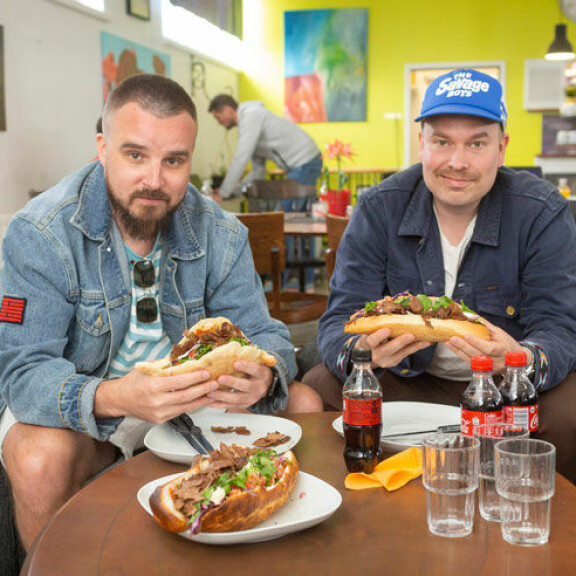 Voli (vas.) ja Heikki Kuula Teflon Brothersista valitsivat parasta mahdollista döner kebab -vaihtoehtoa Tikkurilassa. Voli (vas.) ja Heikki Kuula Teflon Brothersista valitsivat parasta mahdollista döner kebab-vaihtoehtoa Tikkurilassa