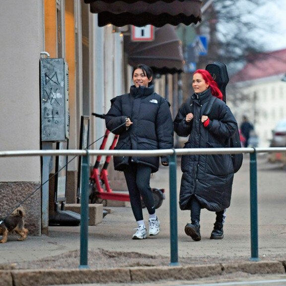 Nyt se on virallista! Shirly Karvinen julkaisi avoimen rakkaudentunnustuksen Sannille - laulajatähdeltä kaikenkertova reaktio sanni ja shirlu koira