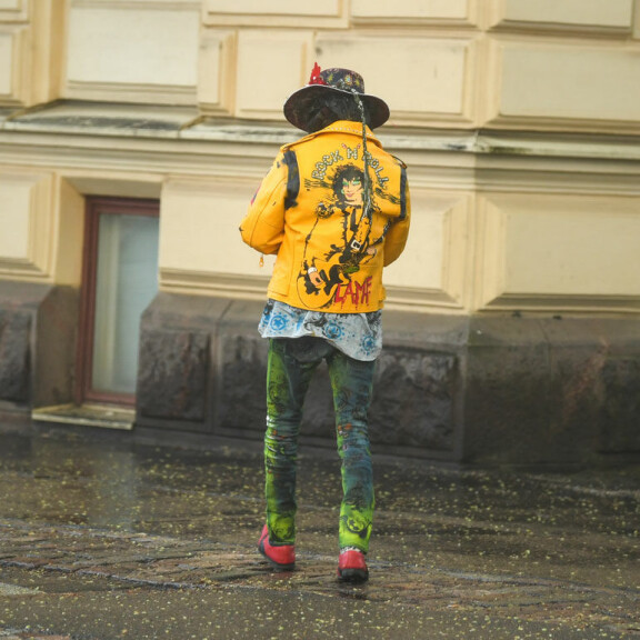 Asumuseroon Angela-vaimonsa kanssa päätynyt Andy McCoy hoiperteli nuutuneena Helsingissä: tähtiartistin leski auttoi väsähtänyttä rokkikukkoa – kuvat! Andy McCoy