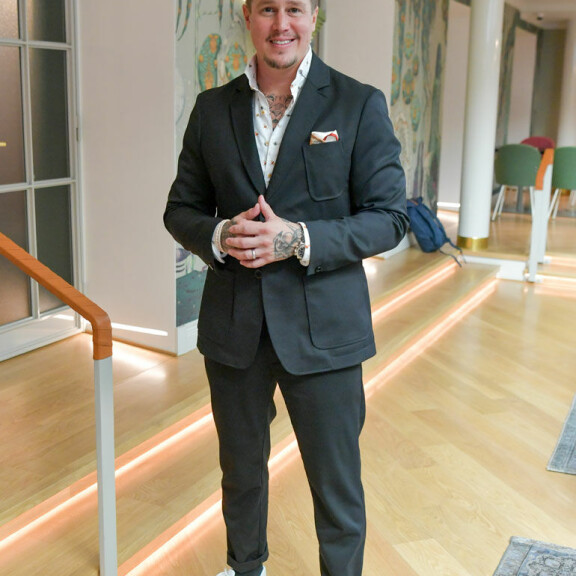 Tomi on ollut tuomarina MasterChef Suomi -sarjassa ystävänsä kanssa. tomi björck