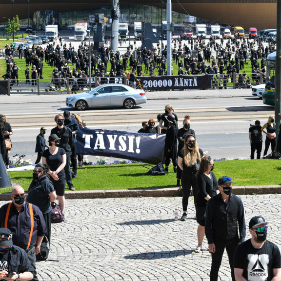 Mitta on täysi -mielenilmauksessa lähes kaikki olivat pukeutuneet mustaan. Mitta on täysi -mielenilmaus