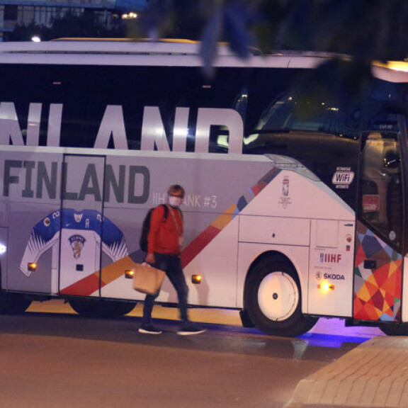 Selostaja Antero Mertaranta asteli Leijonien bussiin jo ennen hopeajoukkuetta. Selostaja Antero Mertaranta asteli Leijonien bussiin jo ennen hopeajoukkuetta.